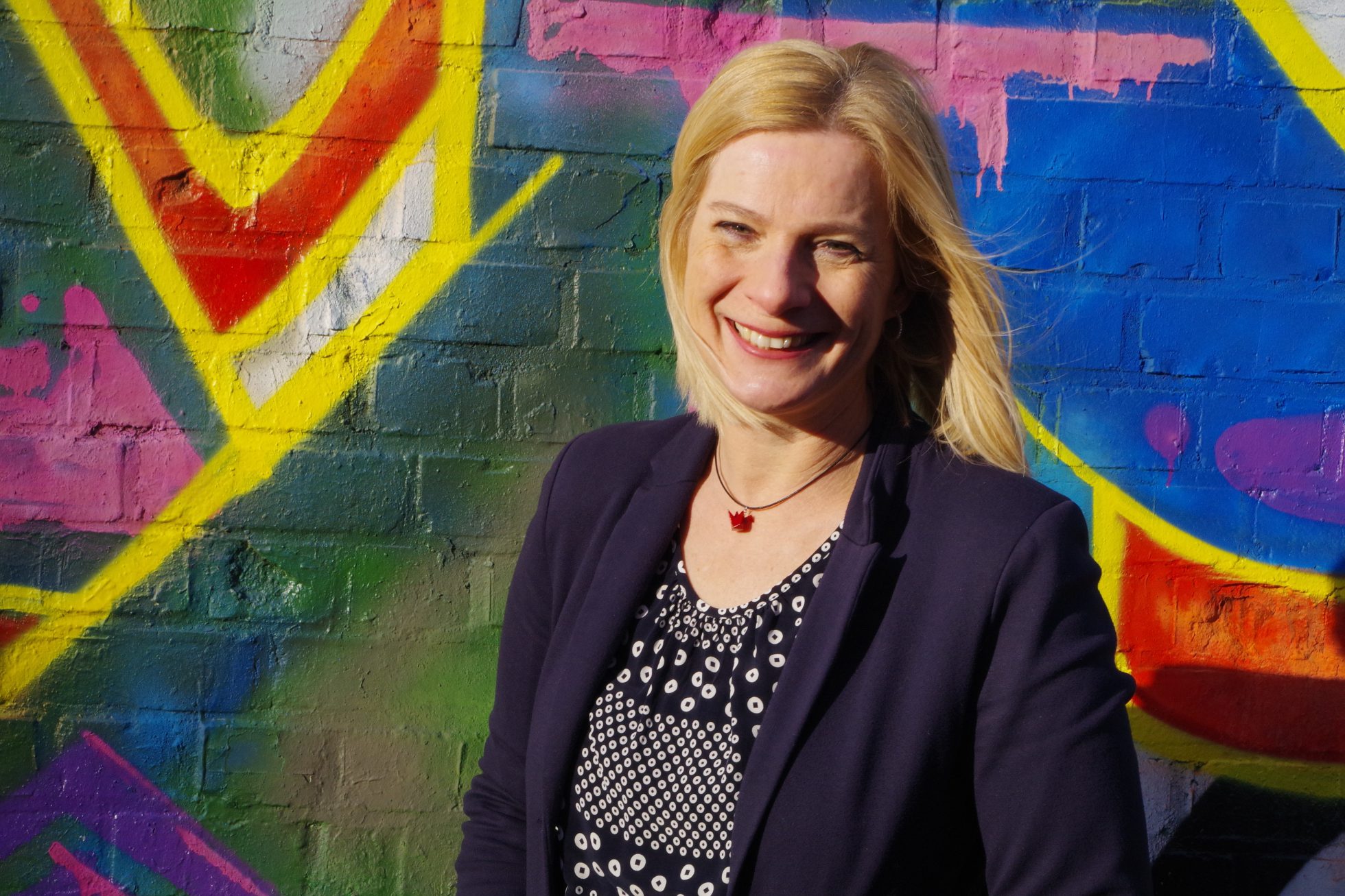Tanja Klußmann vor Graffiti
